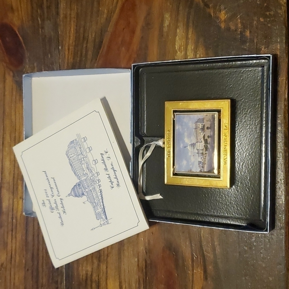 𝅺UNITED States Congressional Holiday Ornament 2004 The Capitol Building